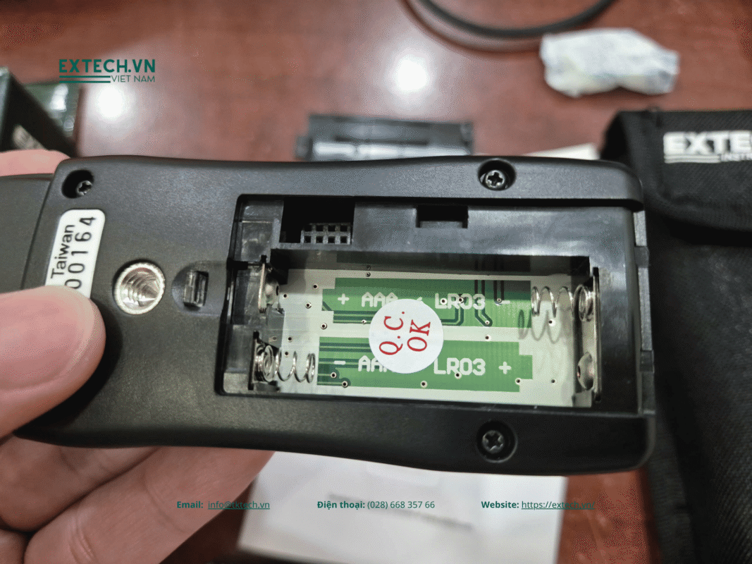Hình ảnh thực tế vị trí lắp pin cho máy Extech LT505